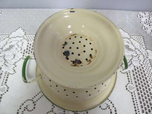 A FABULOUS VINTAGE ENAMEL HANDLED STRAINER, STUNNING ON DISPLAY IN A KITCHEN OR FOR USE!!!