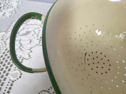 A FABULOUS VINTAGE ENAMEL HANDLED STRAINER, STUNNING ON DISPLAY IN A KITCHEN OR FOR USE!!!