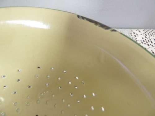 A FABULOUS VINTAGE ENAMEL HANDLED STRAINER, STUNNING ON DISPLAY IN A KITCHEN OR FOR USE!!!