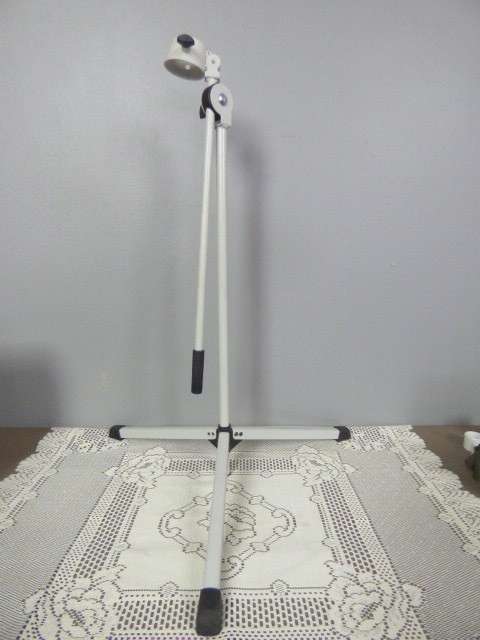 A FANTASTIC BIOPTRON LIGHT THERAPY COMPACT 111 AND STAND. WORKING!! WONDERFUL FOR SKIN, INJURIES!!!!