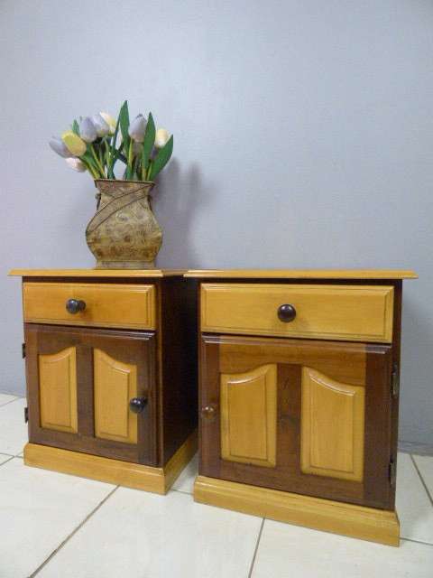A STYLISH MATCHING PAIR OF YELLOW WOOD & IMBUIA PEDESTALS, IN GREAT CONDITION!Bid/pedestal