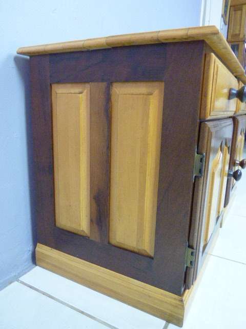 A STYLISH MATCHING PAIR OF YELLOW WOOD & IMBUIA PEDESTALS, IN GREAT CONDITION!Bid/pedestal