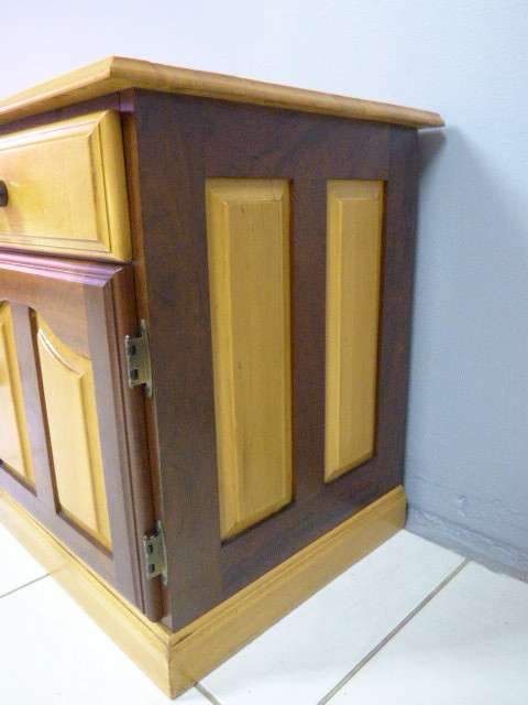 A STYLISH MATCHING PAIR OF YELLOW WOOD & IMBUIA PEDESTALS, IN GREAT CONDITION!Bid/pedestal