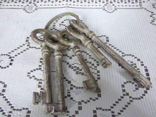 A FANTASTIC SET OF KEYS WITH LOADS OF OLD WORLD CHARM, BEAUTIFUL TO HANG ON THE PORCH/PATIO!!