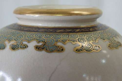 AN EXQUISITE JAPANESE SATSUMA PORCELAIN VASE WITH INCREDIBLE HAND PAINTED TRADITIONAL DETAILING