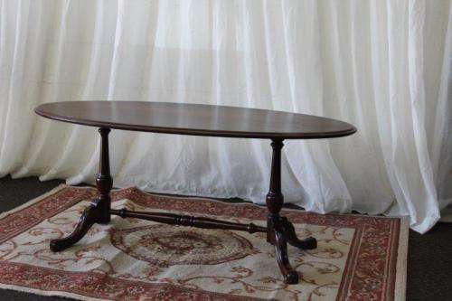 AN EXQUISITE OVAL SOLID IMBUIA CENTRE COFFEE/ OCCASIONAL TABLE w/ CARVED DETAILING ON THE LEGS