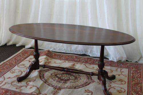 AN EXQUISITE OVAL SOLID IMBUIA CENTRE COFFEE/ OCCASIONAL TABLE w/ CARVED DETAILING ON THE LEGS