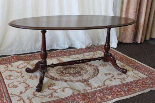 AN EXQUISITE OVAL SOLID IMBUIA CENTRE COFFEE/ OCCASIONAL TABLE w/ CARVED DETAILING ON THE LEGS