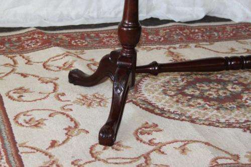 AN EXQUISITE OVAL SOLID IMBUIA CENTRE COFFEE/ OCCASIONAL TABLE w/ CARVED DETAILING ON THE LEGS