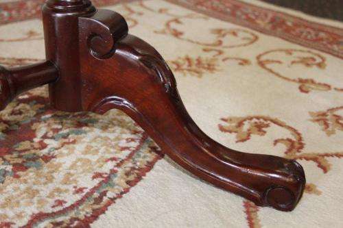 AN EXQUISITE OVAL SOLID IMBUIA CENTRE COFFEE/ OCCASIONAL TABLE w/ CARVED DETAILING ON THE LEGS