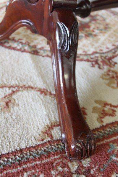 AN EXQUISITE OVAL SOLID IMBUIA CENTRE COFFEE/ OCCASIONAL TABLE w/ CARVED DETAILING ON THE LEGS
