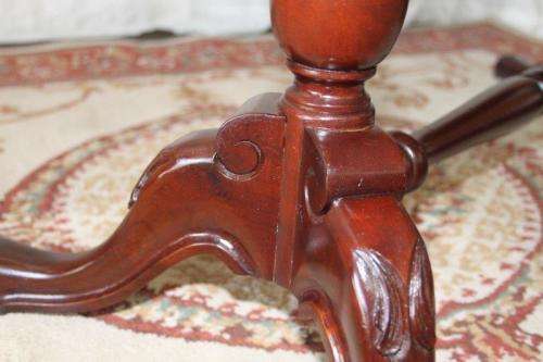 AN EXQUISITE OVAL SOLID IMBUIA CENTRE COFFEE/ OCCASIONAL TABLE w/ CARVED DETAILING ON THE LEGS