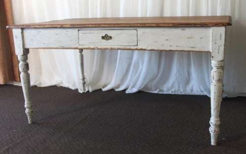A MAGNIFICENT ANTIQUE COUNTRY KITCHEN DINING TABLE WITH A NATURAL OAK TOP AND AGE TECHNIQUED LEGS