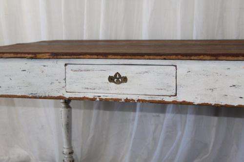A MAGNIFICENT ANTIQUE COUNTRY KITCHEN DINING TABLE WITH A NATURAL OAK TOP AND AGE TECHNIQUED LEGS