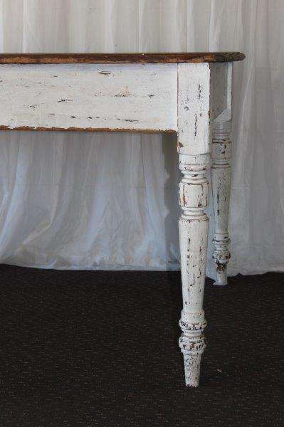 A MAGNIFICENT ANTIQUE COUNTRY KITCHEN DINING TABLE WITH A NATURAL OAK TOP AND AGE TECHNIQUED LEGS