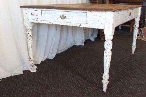 A MAGNIFICENT ANTIQUE COUNTRY KITCHEN DINING TABLE WITH A NATURAL OAK TOP AND AGE TECHNIQUED LEGS