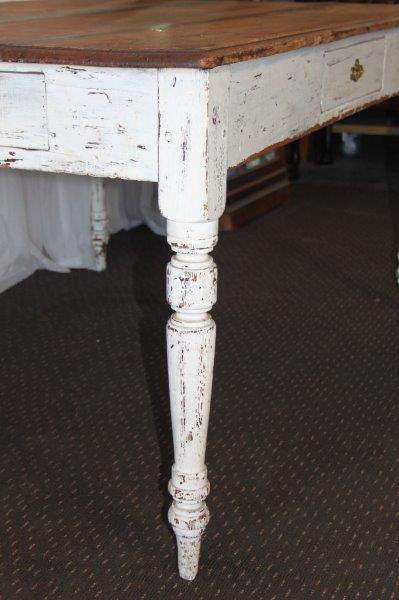 A MAGNIFICENT ANTIQUE COUNTRY KITCHEN DINING TABLE WITH A NATURAL OAK TOP AND AGE TECHNIQUED LEGS