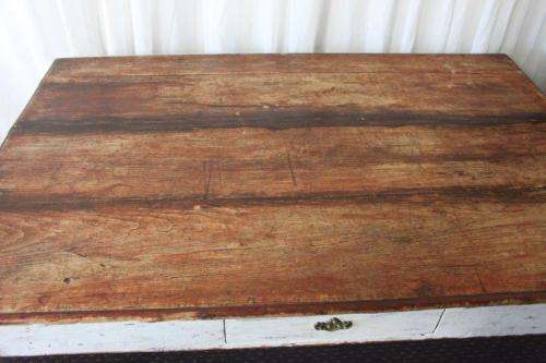 A MAGNIFICENT ANTIQUE COUNTRY KITCHEN DINING TABLE WITH A NATURAL OAK TOP AND AGE TECHNIQUED LEGS
