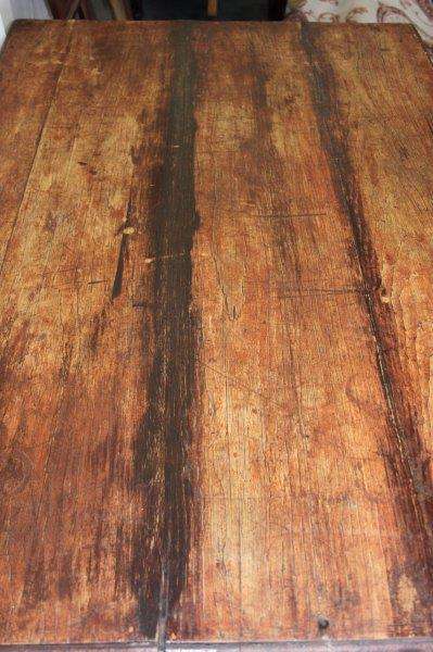 A MAGNIFICENT ANTIQUE COUNTRY KITCHEN DINING TABLE WITH A NATURAL OAK TOP AND AGE TECHNIQUED LEGS