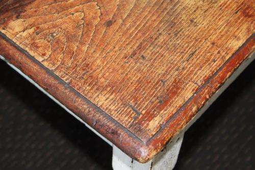 A MAGNIFICENT ANTIQUE COUNTRY KITCHEN DINING TABLE WITH A NATURAL OAK TOP AND AGE TECHNIQUED LEGS