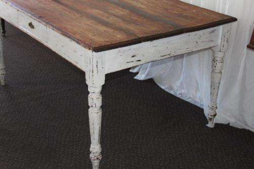 A MAGNIFICENT ANTIQUE COUNTRY KITCHEN DINING TABLE WITH A NATURAL OAK TOP AND AGE TECHNIQUED LEGS