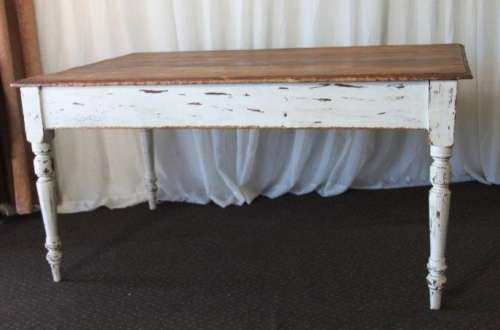 A MAGNIFICENT ANTIQUE COUNTRY KITCHEN DINING TABLE WITH A NATURAL OAK TOP AND AGE TECHNIQUED LEGS