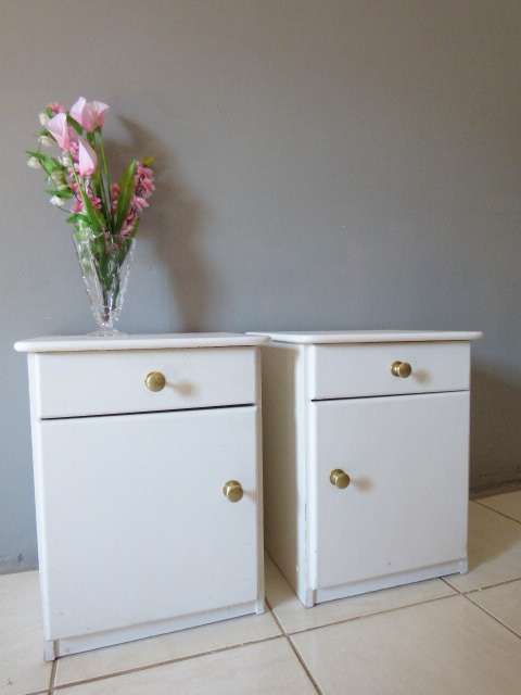 ALOVELY MATCHING PAIR OF BEDSIDE PEDESTALS, GREAT FOR HOLIDAY HOMES!Bid/ped