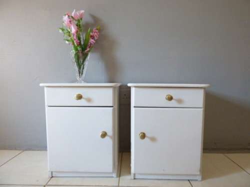 ALOVELY MATCHING PAIR OF BEDSIDE PEDESTALS, GREAT FOR HOLIDAY HOMES!Bid/ped