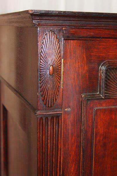 A MAGNIFICENT SOLID COGNAC OAK 4-DRAWER SIDE SERVER WITH LION HEAD CARVINGS & GEORGIAN CARVED LEGS