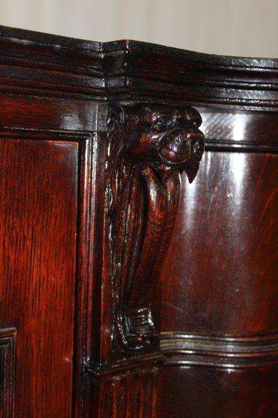 A MAGNIFICENT SOLID COGNAC OAK 4-DRAWER SIDE SERVER WITH LION HEAD CARVINGS & GEORGIAN CARVED LEGS