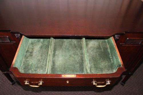 A MAGNIFICENT SOLID COGNAC OAK 4-DRAWER SIDE SERVER WITH LION HEAD CARVINGS & GEORGIAN CARVED LEGS