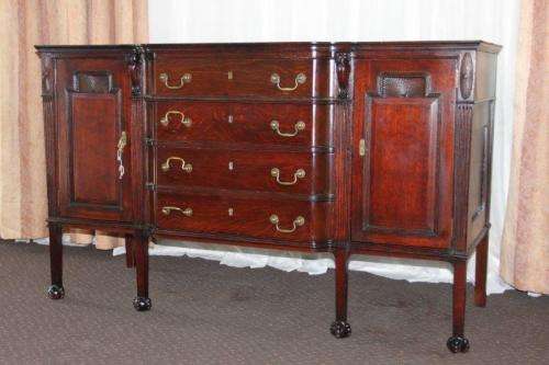 A MAGNIFICENT SOLID COGNAC OAK 4-DRAWER SIDE SERVER WITH LION HEAD CARVINGS & GEORGIAN CARVED LEGS