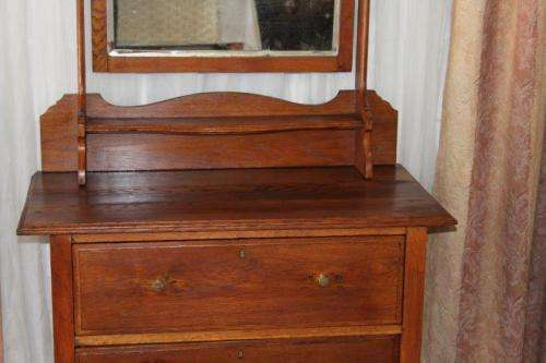 AN INCREDIBLE ANTIQUE SOLID HONEYED OAK 3-DRAWER WASH STAND/ TABLE w/ A BEVELED GLASS TILTING MIRROR
