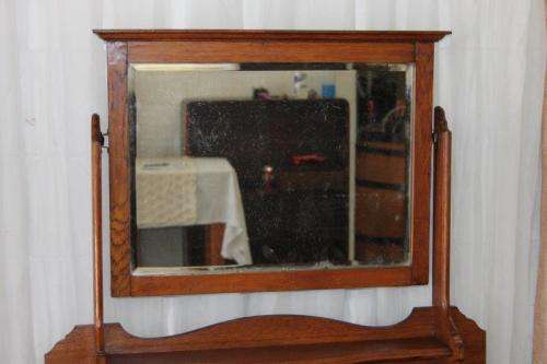 AN INCREDIBLE ANTIQUE SOLID HONEYED OAK 3-DRAWER WASH STAND/ TABLE w/ A BEVELED GLASS TILTING MIRROR