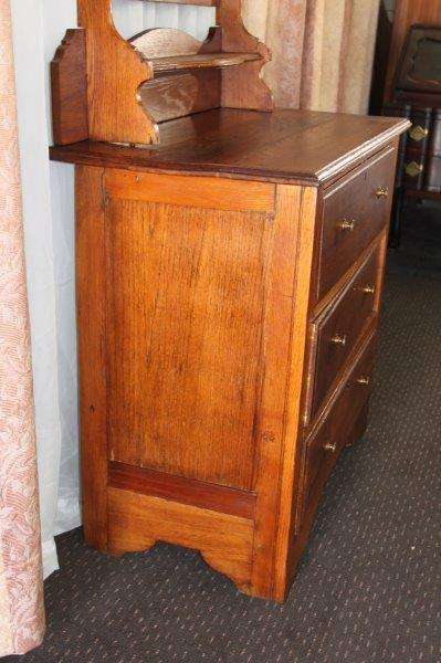 AN INCREDIBLE ANTIQUE SOLID HONEYED OAK 3-DRAWER WASH STAND/ TABLE w/ A BEVELED GLASS TILTING MIRROR
