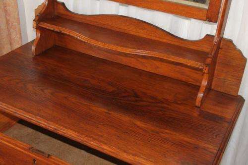 AN INCREDIBLE ANTIQUE SOLID HONEYED OAK 3-DRAWER WASH STAND/ TABLE w/ A BEVELED GLASS TILTING MIRROR