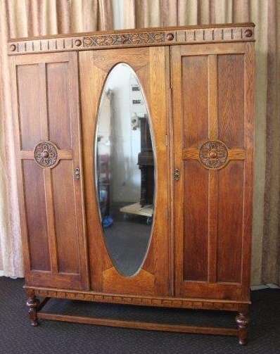 A SPECTACULAR ANTIQUE TALL (2m) SOLID HONEYED OAK 3-DOOR WARDROBE w/ CARVED ROSETTES & DETAILING