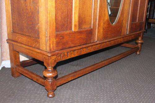 A SPECTACULAR ANTIQUE TALL (2m) SOLID HONEYED OAK 3-DOOR WARDROBE w/ CARVED ROSETTES & DETAILING