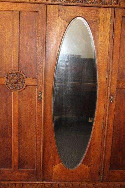 A SPECTACULAR ANTIQUE TALL (2m) SOLID HONEYED OAK 3-DOOR WARDROBE w/ CARVED ROSETTES & DETAILING