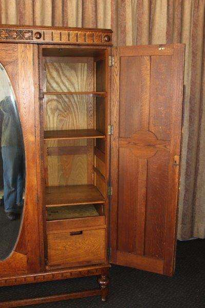A SPECTACULAR ANTIQUE TALL (2m) SOLID HONEYED OAK 3-DOOR WARDROBE w/ CARVED ROSETTES & DETAILING