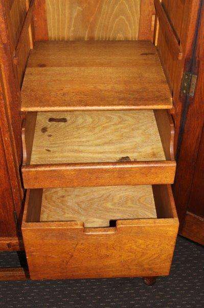 A SPECTACULAR ANTIQUE TALL (2m) SOLID HONEYED OAK 3-DOOR WARDROBE w/ CARVED ROSETTES & DETAILING