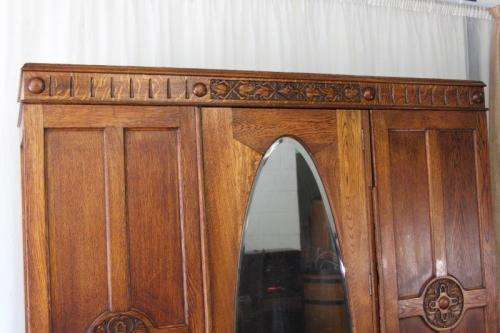 A SPECTACULAR ANTIQUE TALL (2m) SOLID HONEYED OAK 3-DOOR WARDROBE w/ CARVED ROSETTES & DETAILING