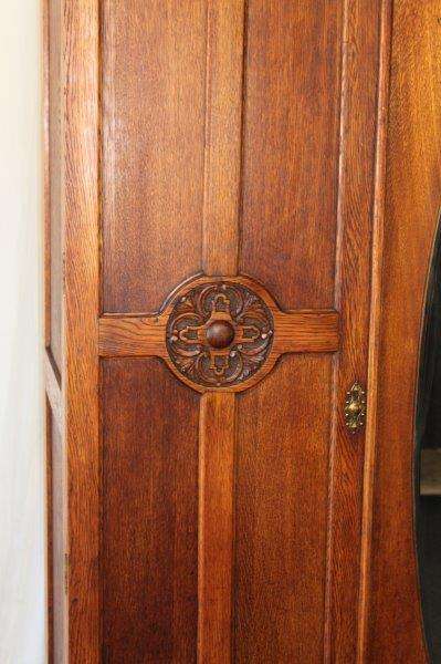 A SPECTACULAR ANTIQUE TALL (2m) SOLID HONEYED OAK 3-DOOR WARDROBE w/ CARVED ROSETTES & DETAILING