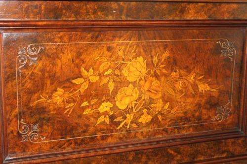 A MAGNIFICENT ANTIQUE WERNAM LONDON WALNUT AND WALNUT BURR UPRIGHT PIANO WITH MARQUETRY DETAILING