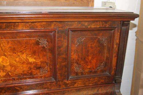 A MAGNIFICENT ANTIQUE WERNAM LONDON WALNUT AND WALNUT BURR UPRIGHT PIANO WITH MARQUETRY DETAILING