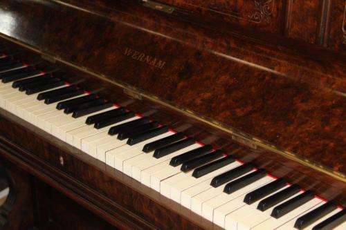 A MAGNIFICENT ANTIQUE WERNAM LONDON WALNUT AND WALNUT BURR UPRIGHT PIANO WITH MARQUETRY DETAILING
