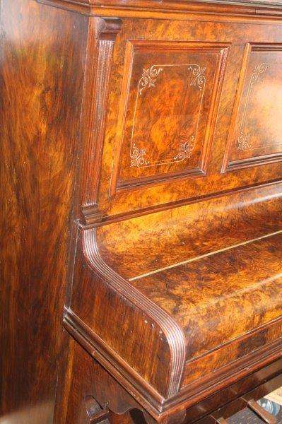 A MAGNIFICENT ANTIQUE WERNAM LONDON WALNUT AND WALNUT BURR UPRIGHT PIANO WITH MARQUETRY DETAILING