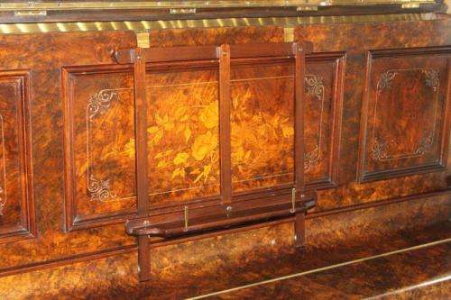 A MAGNIFICENT ANTIQUE WERNAM LONDON WALNUT AND WALNUT BURR UPRIGHT PIANO WITH MARQUETRY DETAILING