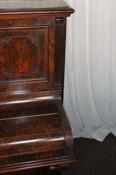 A MAGNIFICENT ANTIQUE WERNAM LONDON WALNUT AND WALNUT BURR UPRIGHT PIANO WITH MARQUETRY DETAILING