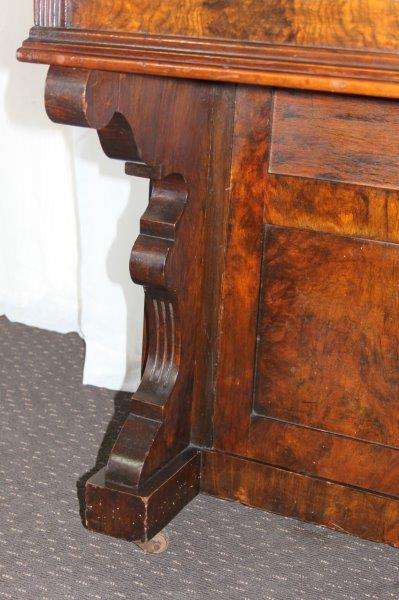 A MAGNIFICENT ANTIQUE WERNAM LONDON WALNUT AND WALNUT BURR UPRIGHT PIANO WITH MARQUETRY DETAILING